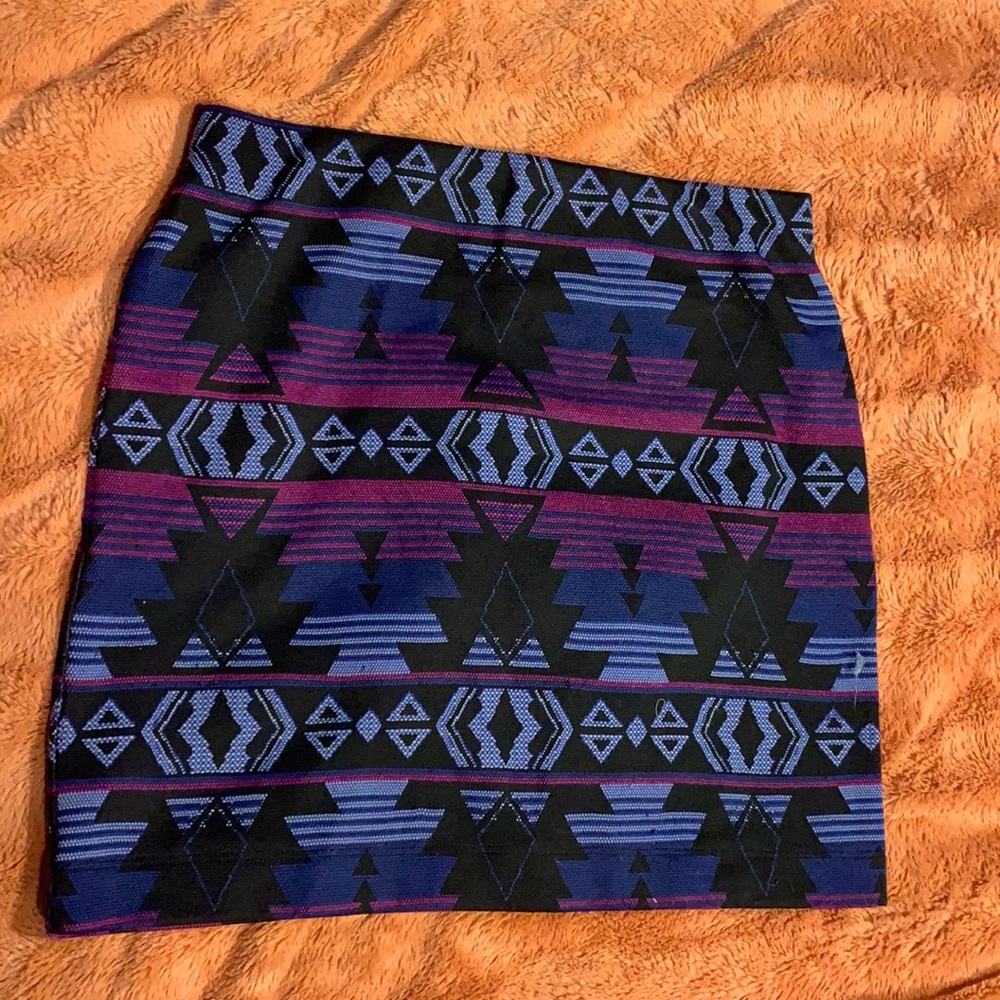 Le chateau mini skirt SZ m purple black blue patterned stretchy